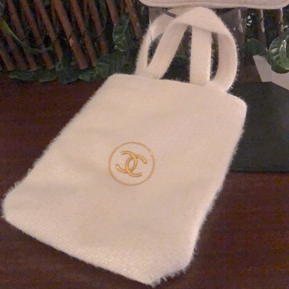 CHANEL Handbags - ⭐️ New Chanel GWP White and gold CC logo mini Tote